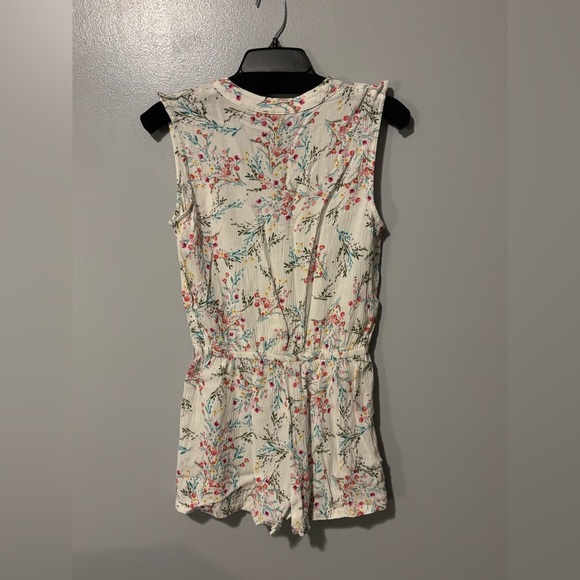 Lilly Rose Floral Romper. Size Small. Front Button And Tie. - Picture 5 of 9